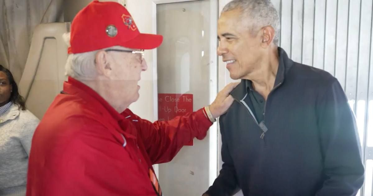 Barack Obama greeted Honor Flight veterans during a surprise visit on a DC-bound flight from Wisconsin over Veterans Day weekend (@BarackObama/X)