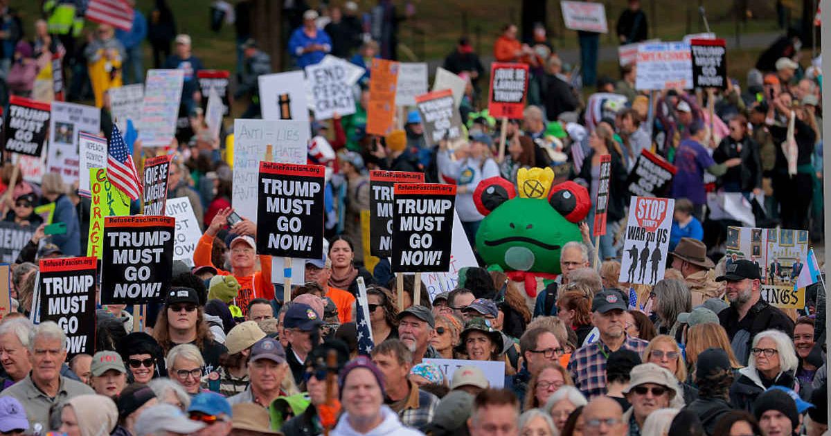 'Remove the Regime' protesters gather in front of the Lincoln Memorial on November 22, 2025, in Washington, DC (Heather Diehl/Getty Images)