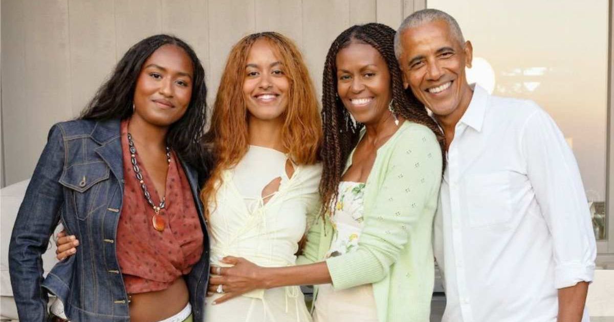 Michelle and Barack Obama shared a Thanksgiving family photo after denying divorce rumors (@barackobama/Instagram)