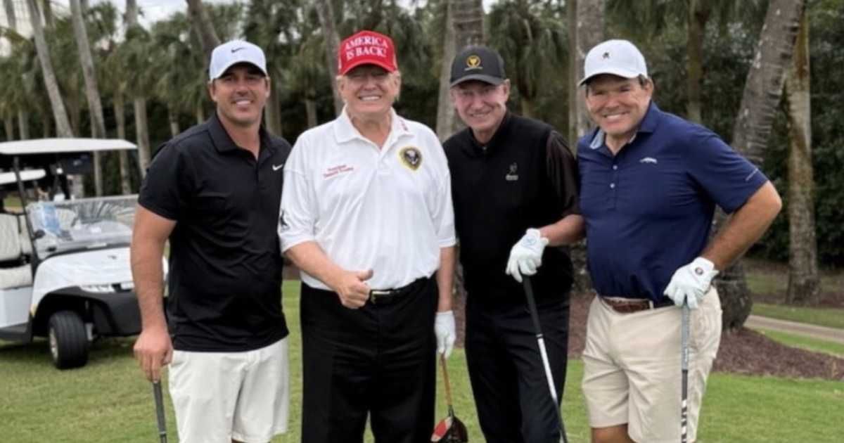 Donald Trump celebrated his chip shot while playing with Brooks Koepka, Wayne Gretzky and Bret Baier (@yegwave/X)