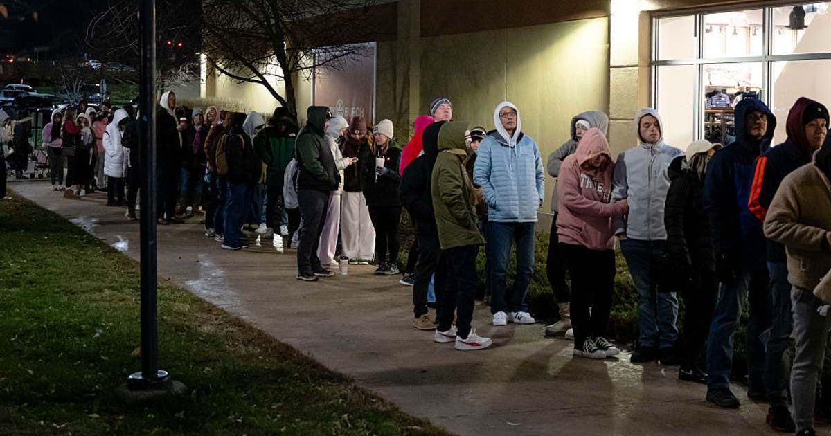 Shoppers wait in line for a store to open at The Outlet Shoppes of the Bluegrass on November 28, 2025, in Simpsonville, United States (Jon Cherry/Getty Images)