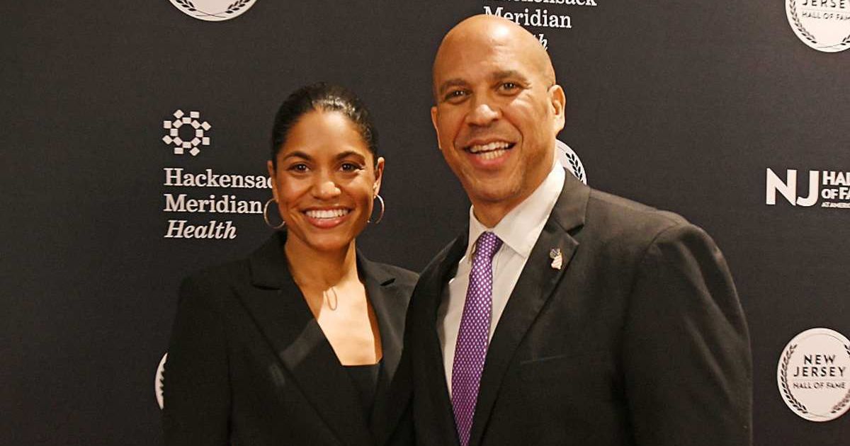Cory Booker and Alexis Lewis exchanged vows at an intimate Newark courthouse ceremony (Bobby Bank/Getty Images)