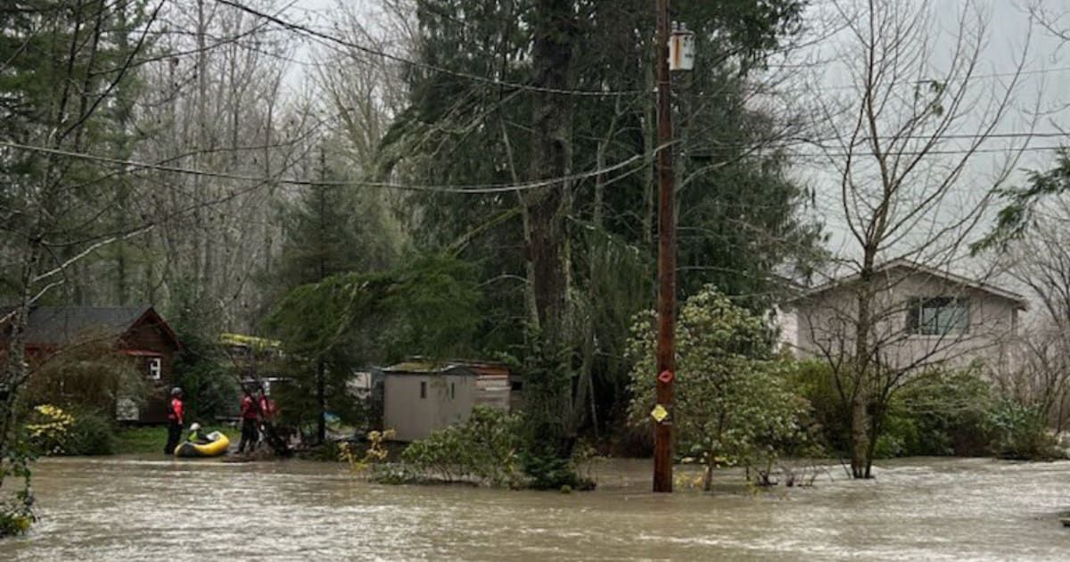 Pierce County Sheriff Keith Swank urged residents to evacuate immediately, stressing lives were at risk if they stayed (Eastside Fire & Rescue/X)