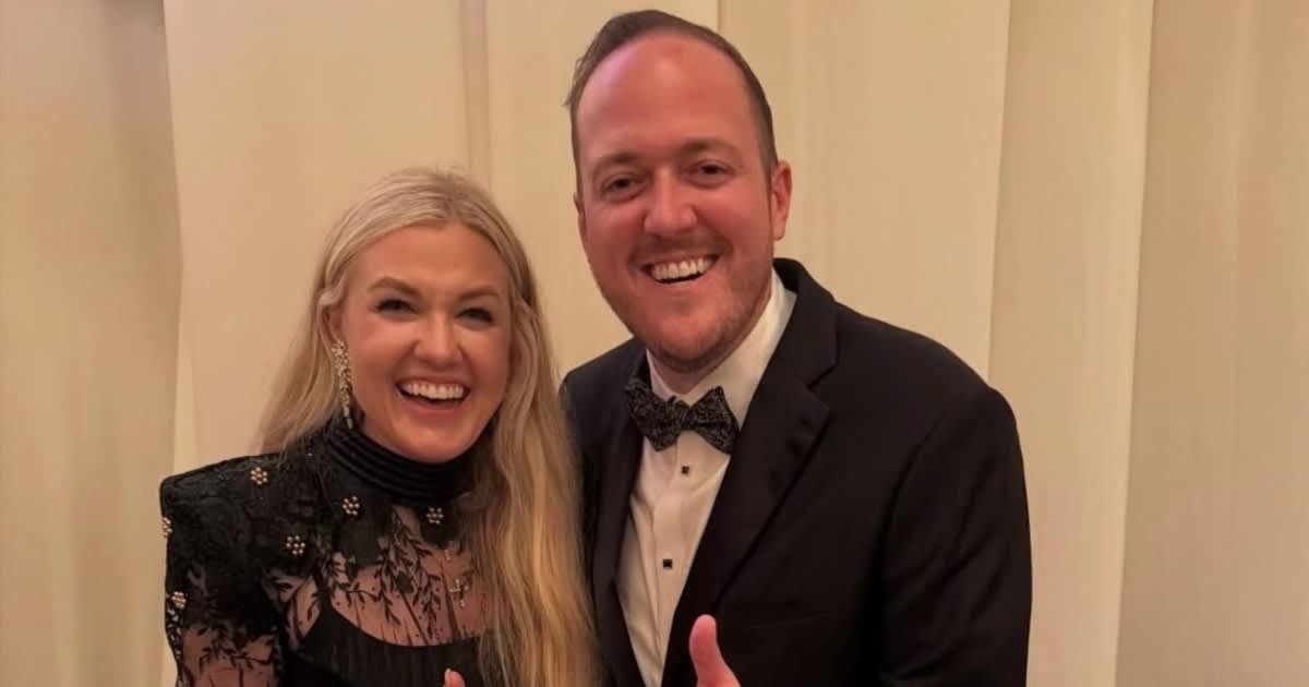 Erika Kirk was photographed smiling while hosting a high-dollar fundraiser at Mar-a-Lago (@daviddunn177/X)