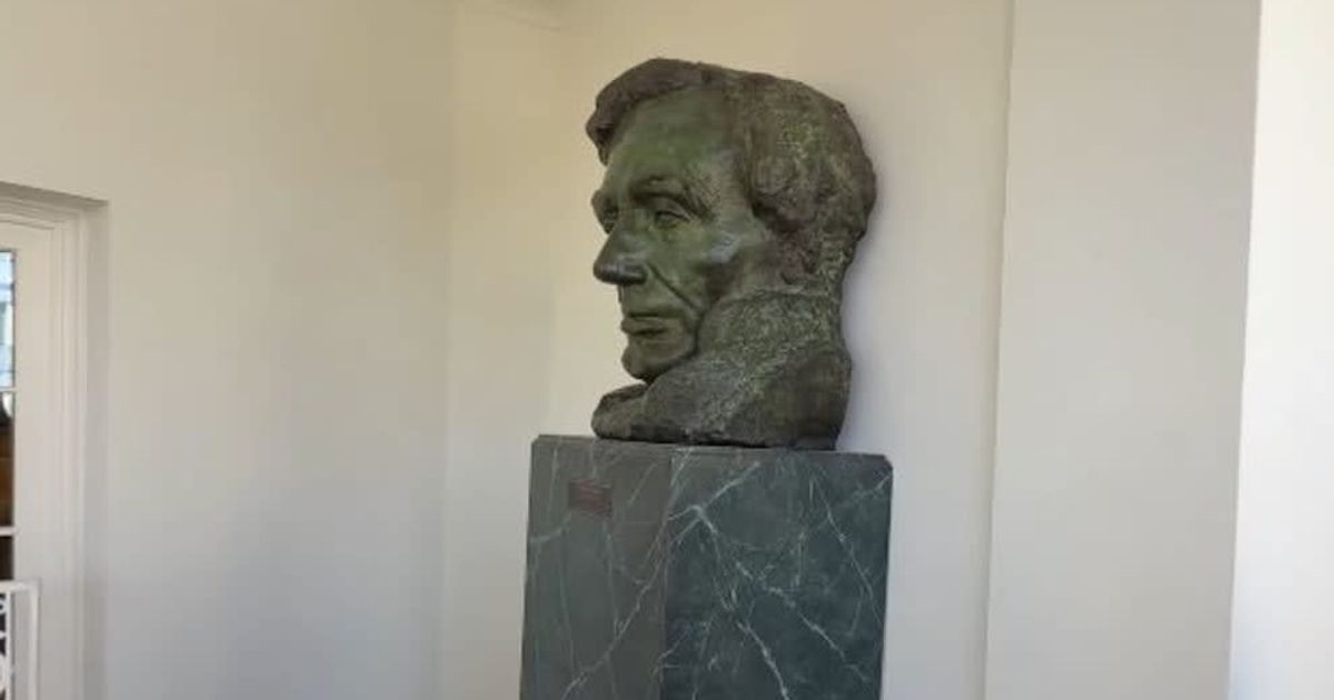 Donald Trump displayed a bust of Abraham Lincoln he said he salvaged from the demolished East Wing of the White House (@kaitrump/Youtube)