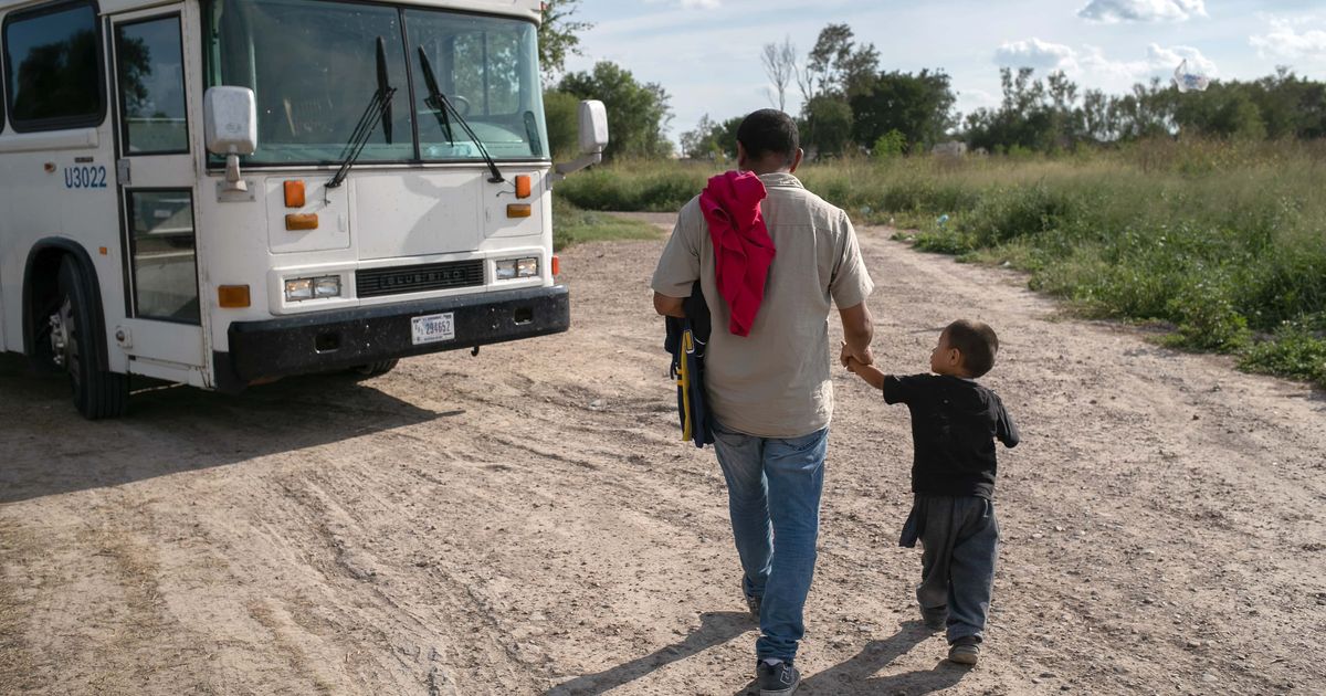 DHS stated that eligible individuals who register for voluntary departure by December 31 will receive a $3,000 stipend, a significant increase from the $1,000 allowance (Getty Images) 