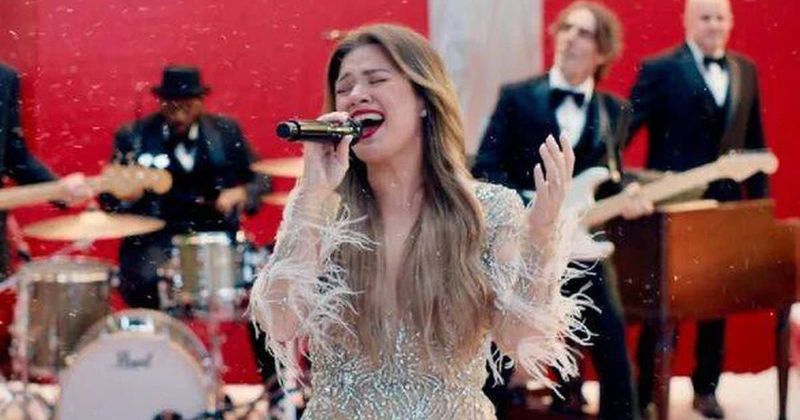 Netflix NFL viewers slam Kelly Clarkson’s Christmas performance over heavy CGI