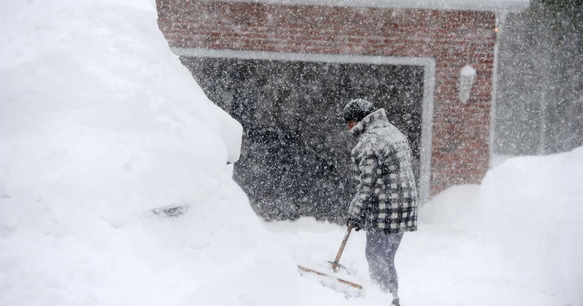 The National Weather Service extended winter storm alerts and warned that snowfall could reach rates of up to 2 inches per hour (John Normile/Getty Images)