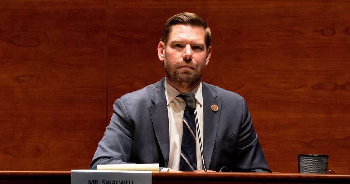Eric Swalwell puts Susie Wiles 'on notice,' says Trump misusing DOJ (Getty Images)