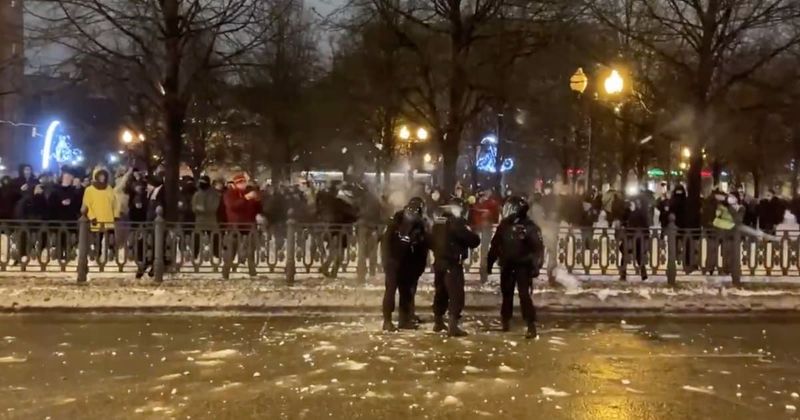 Fact Check: Did New Yorkers pelt ICE agents with snowballs to show they were not welcome?