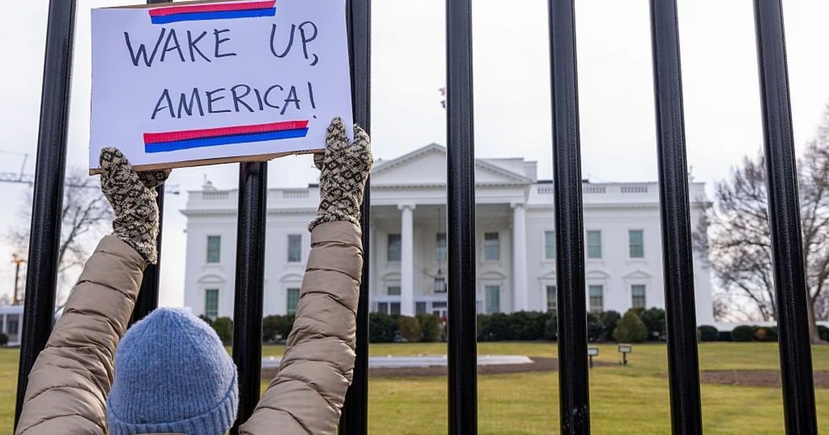 Hundreds gathered outside the White House, chanting against intervention while waving Venezuelan flags and anti-war placards (Tasos Katopodis/Getty Images)