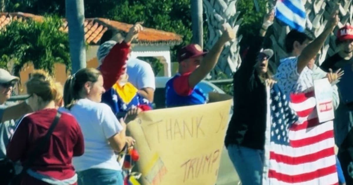 Venezuelan-Americans showed up outside Mar-a-Lago with American flags and signs reading 'THANK YOU TRUMP!' (X/@DanScavino)