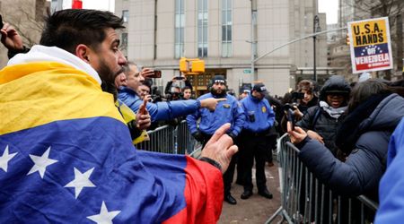 NYPD breaks up pro-Maduro protesters from celebrating Venezuelans in heated clash outside courthouse