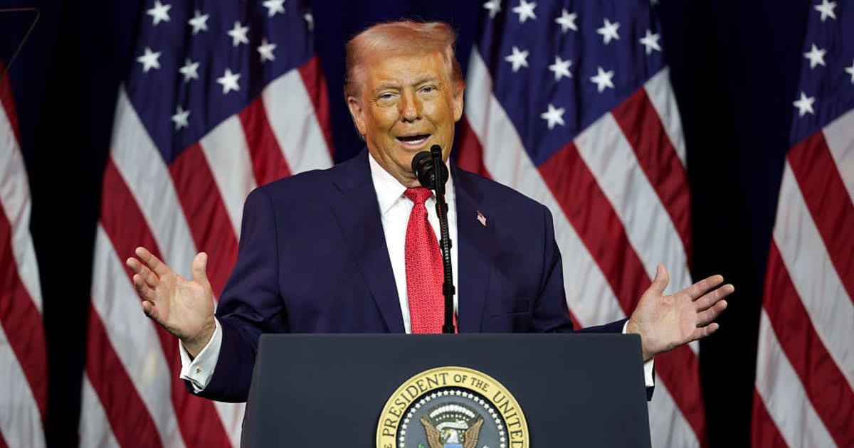 Donald Trump said Venezuela’s interim authorities will hand over 30–50 million barrels of sanctioned oil to the US, sold at market price under presidential control (Alex Wong/Getty Images)