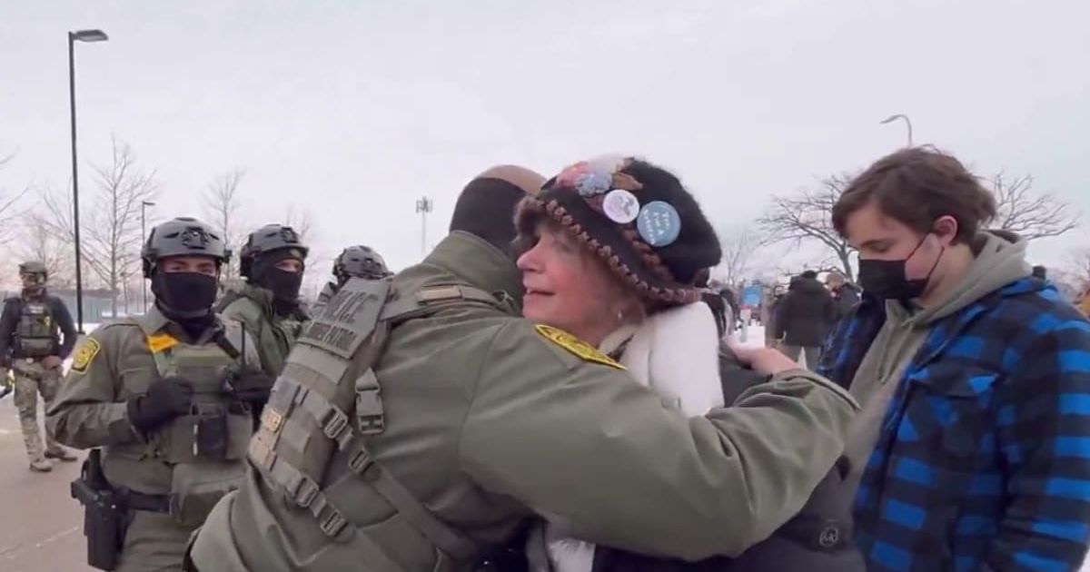 A Border Patrol agent and protester spoke calmly and connected during a Minnesota protest (@BGOnTheScene/X)