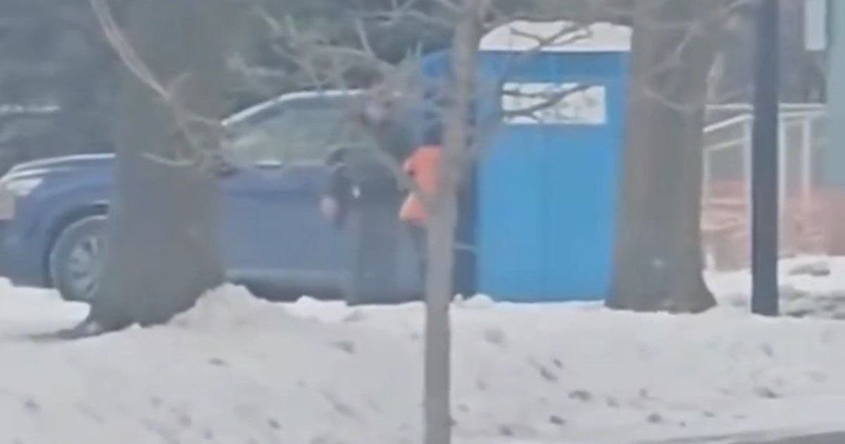 Row over ICE agent accompanying handcuffed detainee into public washroom in viral video (@Mollyploofkins/X)