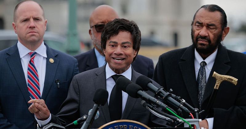 Shri Thanedar slammed over ‘disrespectful’ gesture as Trump honored families of murder victims