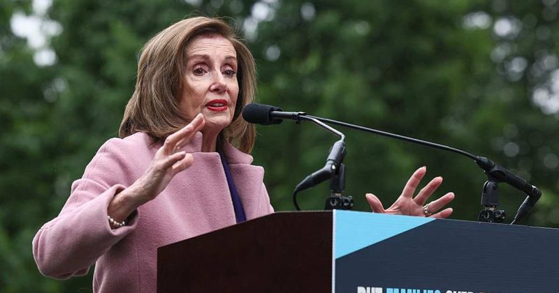 Pelosi slams Democrats who backed contempt vote against Bill, Hillary Clinton