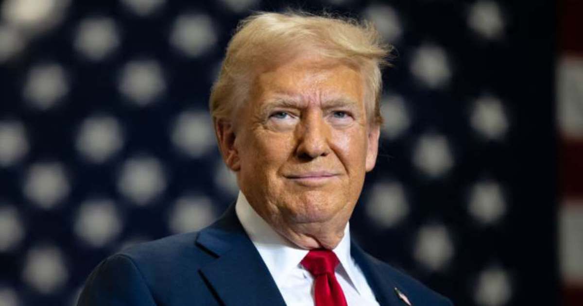 Trump spoke from the Resolute Desk, with a Nobel Peace Prize from Maria Corina Machado behind him (Brandon Bell/Getty Images)