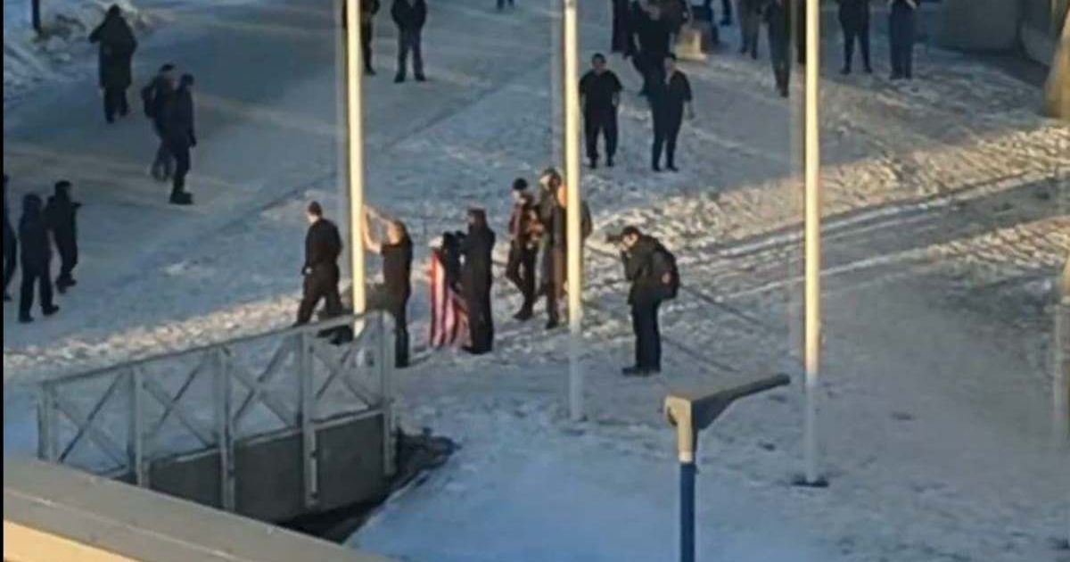 Video claims to show an American man trying to host a US flag in Greenland (@OJoelsen/X)