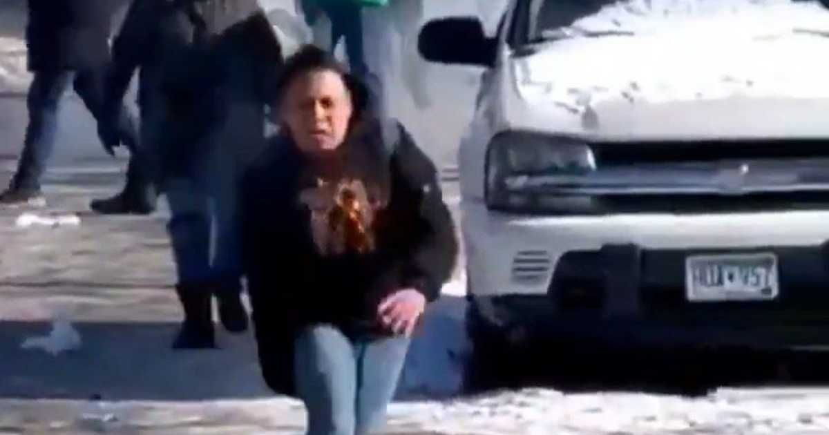 Viral posts with video showing an apparently injured protester claim that ICE was responsible for their injury (@cbarbermd/X)