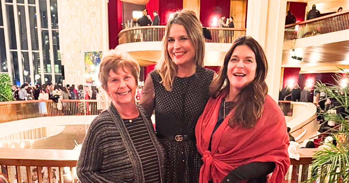 Nancy Guthrie poses with daughters Savannah Guthrie and Annie Guthrie for a picture (@savannahguthrie/Instagram)