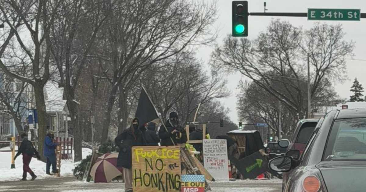 Many social media accounts claimed anti-ICE protesters set up illegal checkpoint to ID agents (@CrimeWatchMpls/X)