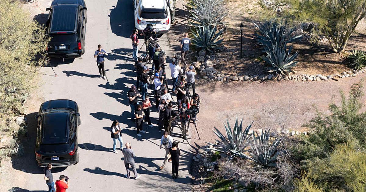 During a live taping, a delivery driver carried pizza to Nancy Guthrie’s home as journalists stood outside the residence (Getty Images)