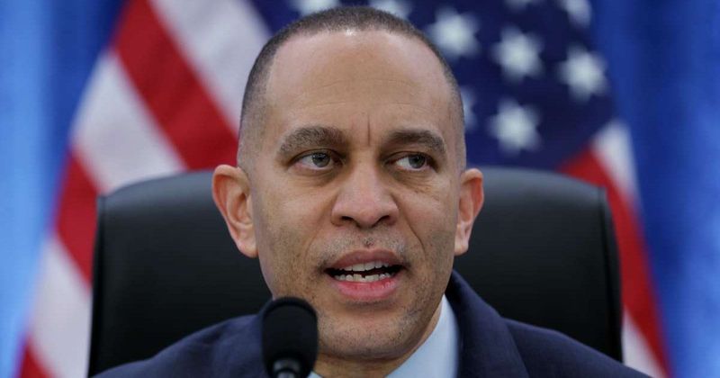 Hakeem Jeffries unleashes 'war' on GOP maps ahead of midterms: 'We're going to finish it'