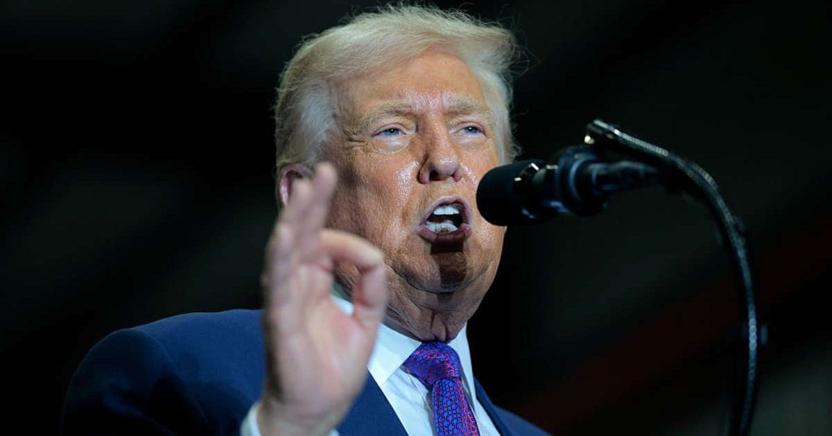 During his visit to Rome, Georgia, President Donald Trump delivered a forceful speech on the economy, trade, and national recovery, sharply criticizing former President Joe Biden and former Vice President Kamala Harris (Getty Images)