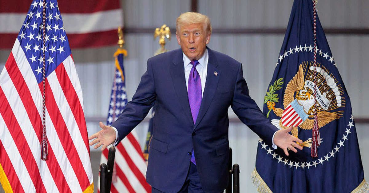 Trump authorizes federal insurance, weighs Navy escorts for ships moving 20% of world oil (Getty Images)