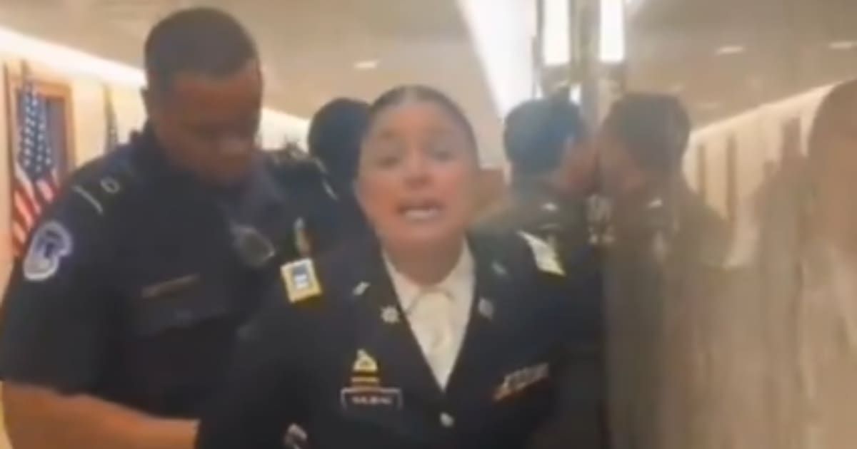 A viral clip claimed US military pilots refused to fly planes loaded with weapons to Israel (@lran_prees/X)