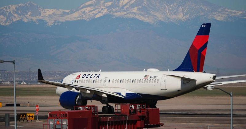 Delta suspends specialty services for members of Congress as TSA officials remain unpaid