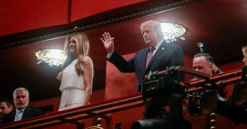 Gay journo detained for booing, giving thumbs-down to Trump during ‘Chicago’ show at Kennedy Center