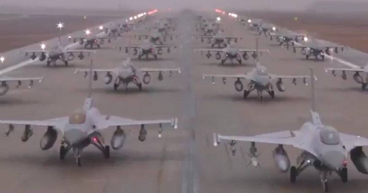 A viral video claims to show United States fighter jets lined up on a runway, ready for a massive airstrike in Iran (@AmericaSpoof/X)