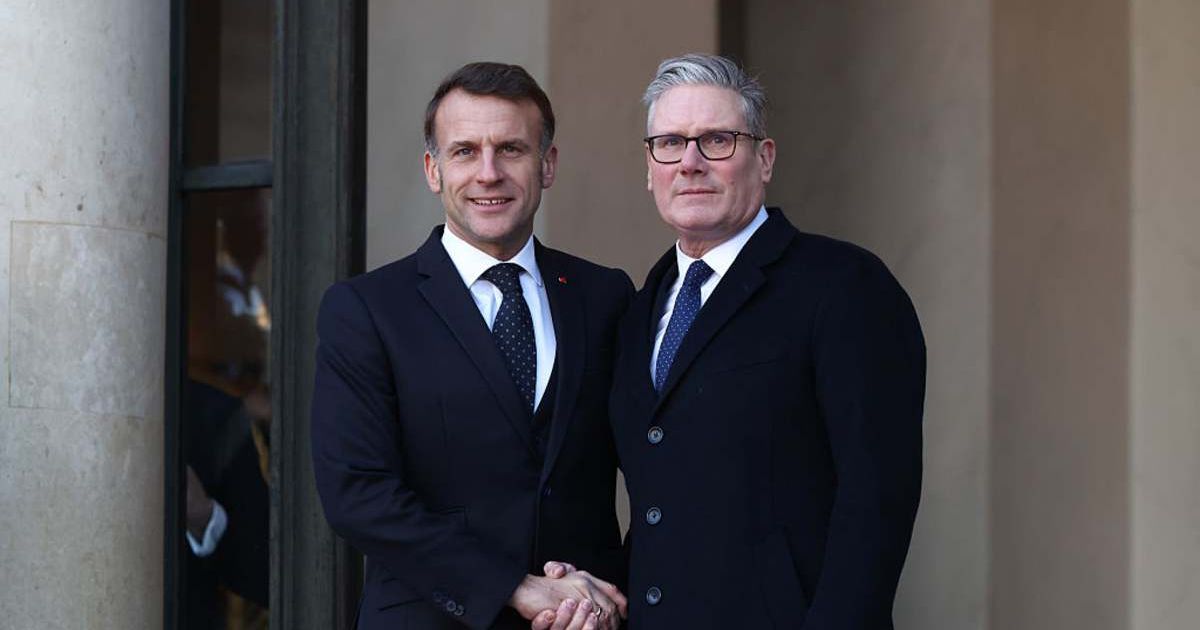 French President Emmanuel Macron greets British Prime Minister Keir Starmer at the Élysée Palace in Paris, January 6, 2026 (Getty Images)