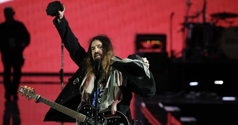 Billy Ray Cyrus declines to criticize Trump, says 'being president is a tough job'