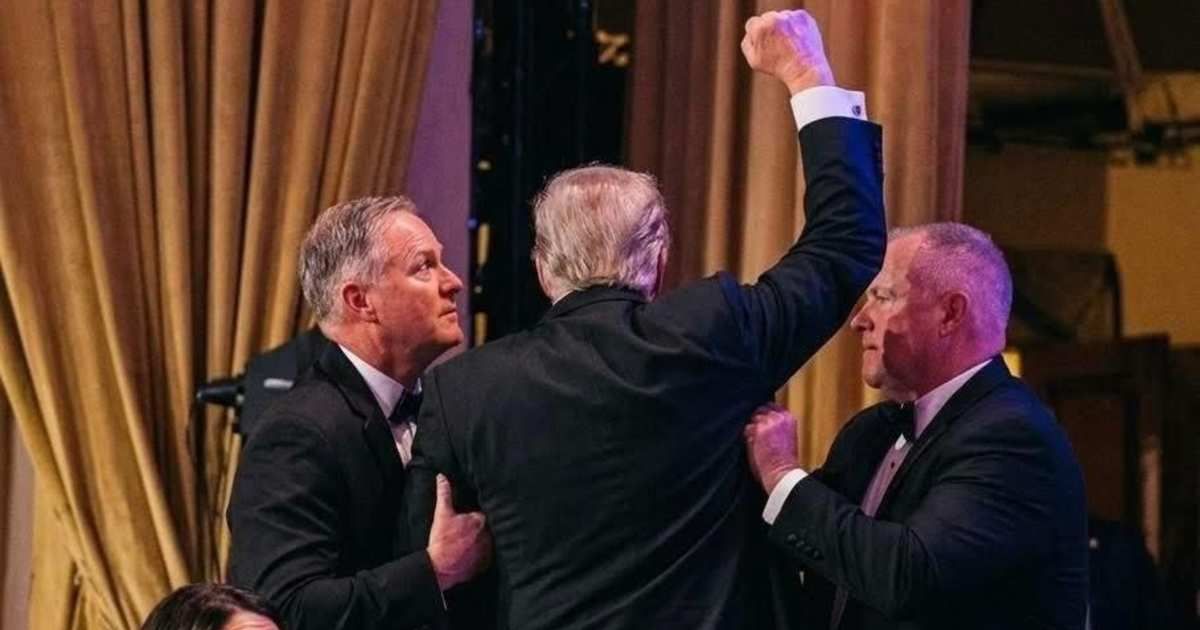 A viral image claims to show Donald Trump pumping fist at US press gala after the shooting (@itsrosesm/X)