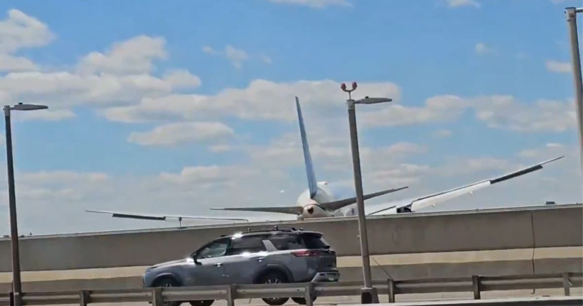 A United Airlines Boeing 767 from Venice exceeded 160 mph over the turnpike before its landing gear struck a pole and truck (Screengrab/VantagePointHQx/X)
