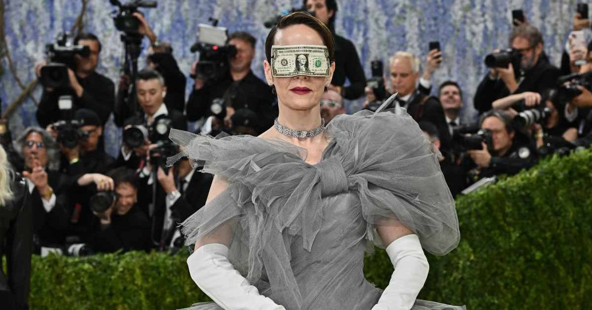 Sarah Paulson drew criticism after wearing a $1 bill blindfold at the 2026 Met Gala (Photo by Evan Agostini/Invision/AP)