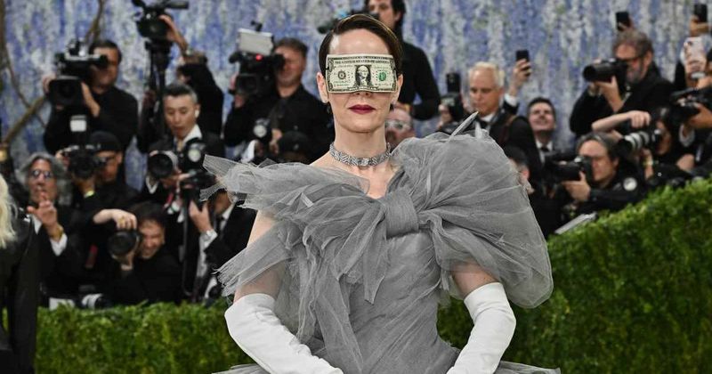 Met Gala 2026: Sarah Paulson sports ‘weird’ $1 bill as blindfold in symbolic red carpet look