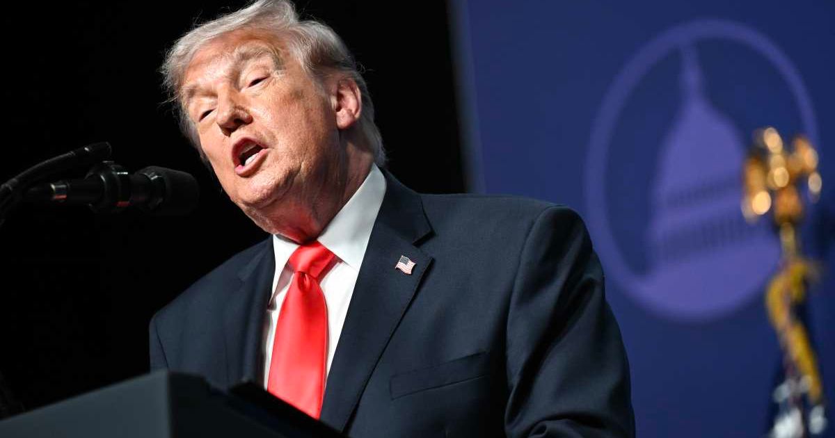 A viral social media post claims that President Donald Trump denied ever promising $2,000 tariff checks to Americans, circulating widely alongside a screenshot of his earlier remarks about a proposed 'tariff dividend' (Getty Images)