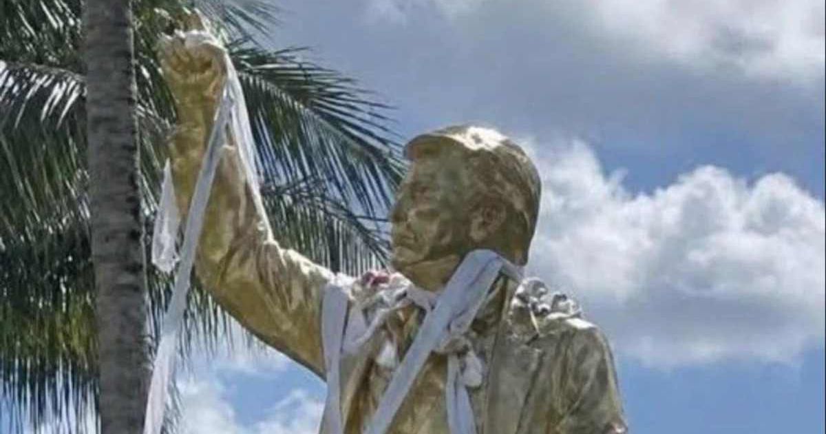 A viral image began circulating online claiming the statue was vandalized with toilet paper and trash within 24 hours of installation (@jesmargera/x)