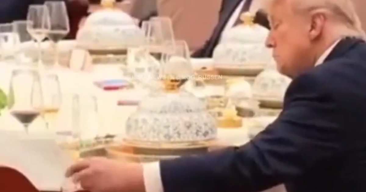 Trump was allegedly peeking at Xi Jinping’s private notebook during a Beijing banquet (@mog_russEN/X)