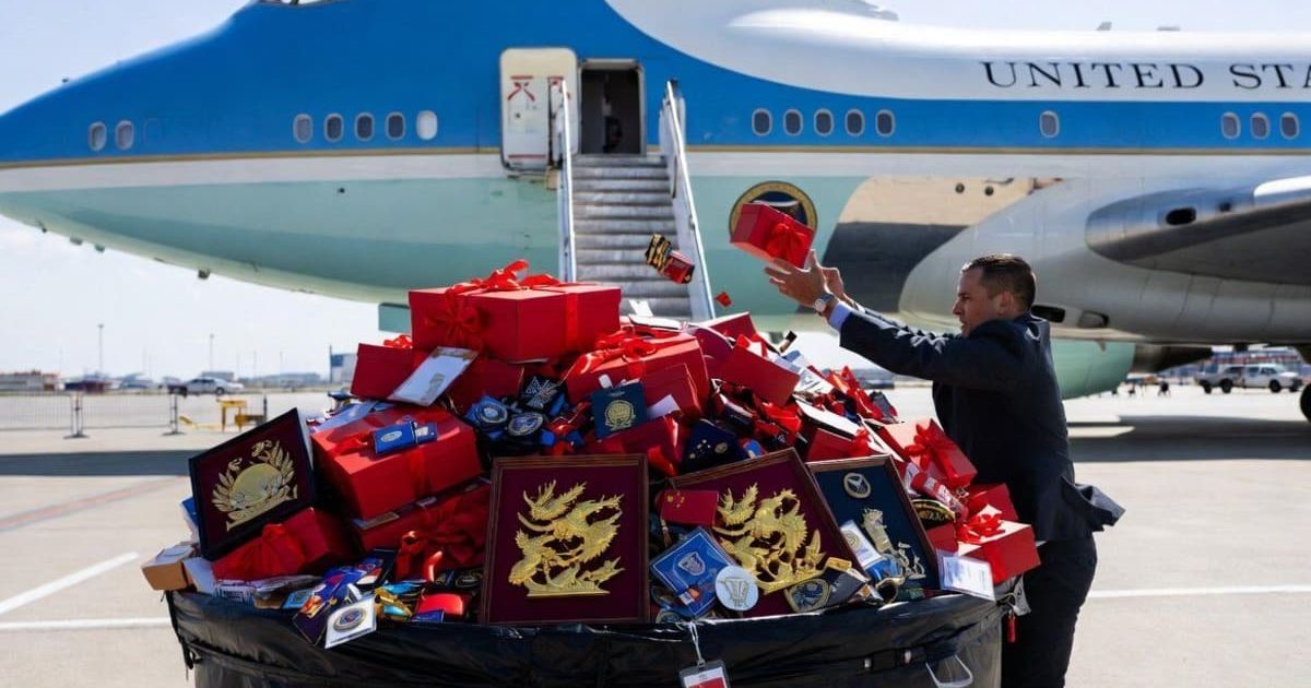 A picture shows a large pile of items being dumped, raising questions about its authenticity (@WhitakerTA_/X)