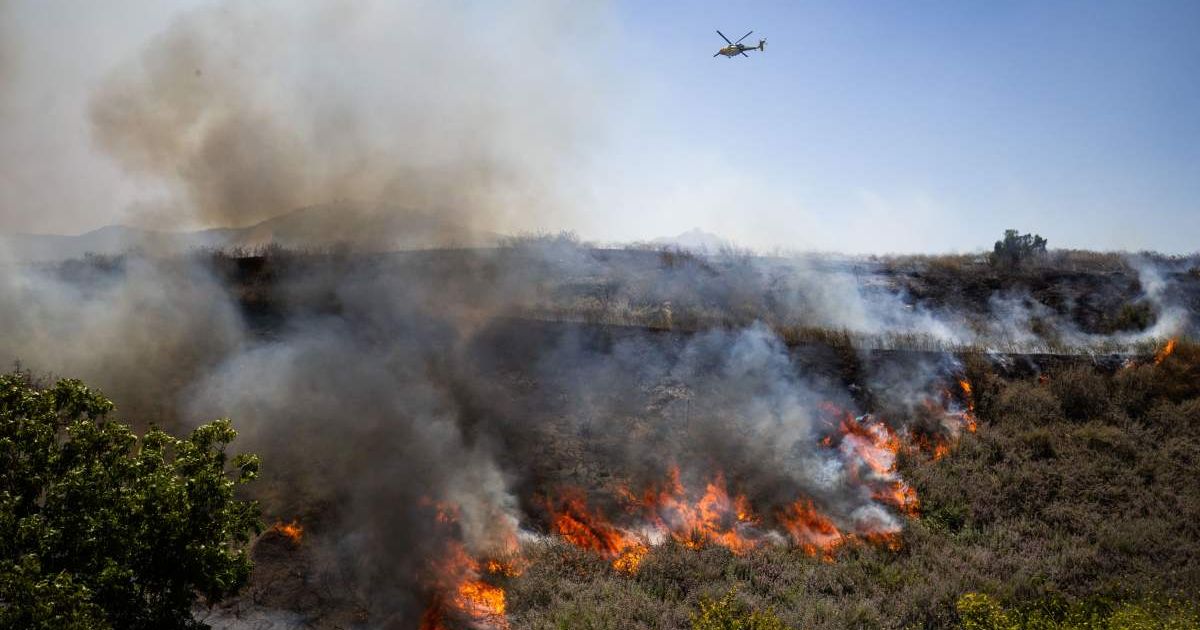 Ventura County officials ordered evacuations in smoke-covered Simi Valley as strong winds intensified the fast-moving Sandy Fire (AP Photo/Ethan Swope)