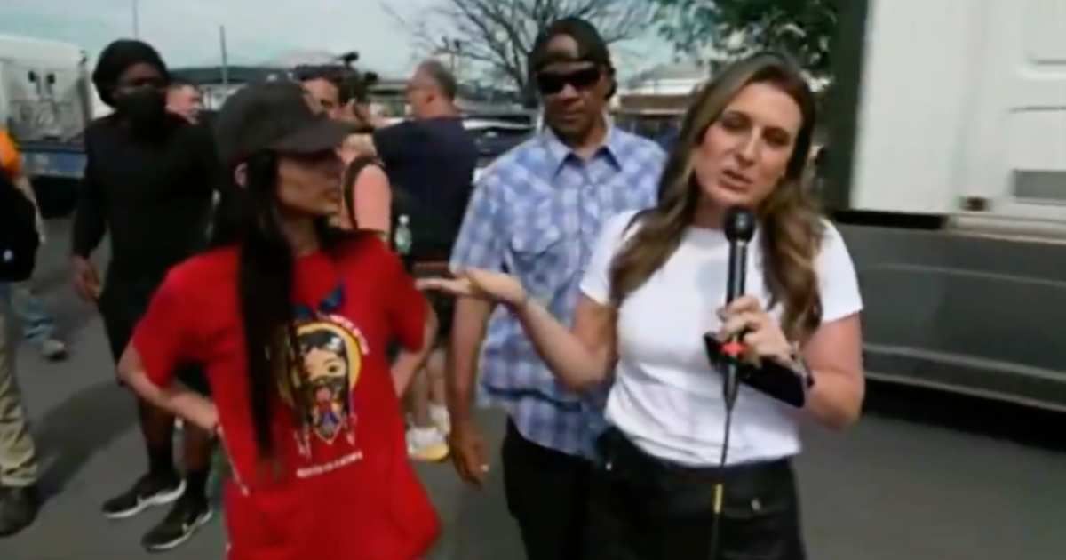While reporting on ongoing demonstrations tied to alleged detainee hunger strikes and claims about facility conditions, Fox News reporter Alexis McAdams was repeatedly interrupted by a protester who hurled abusive language at her on air (X/@JoeConchaTV)
