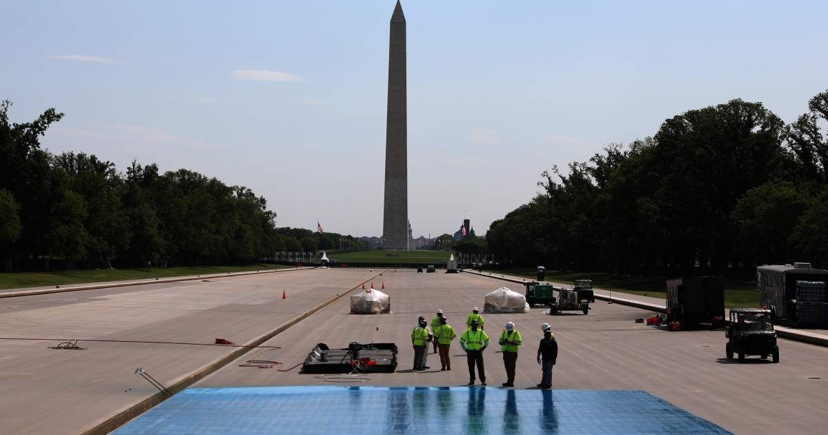 Work begins to coat the Lincoln Memorial Reflecting Pool in a blue-hued swimming pool surface Friday, April 24, 2026, on the National Mall in Washington (AP Photo/Rahmat Gul)