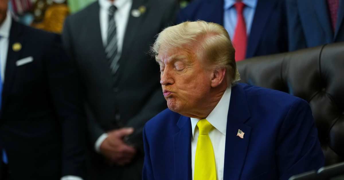 A social media rumor claims that Donald Trump was forced to leave Maddison Square Garden after being booed by New York Knicks fans during the NBA finals (AP Photo/Julia Demaree Nikhinson)

