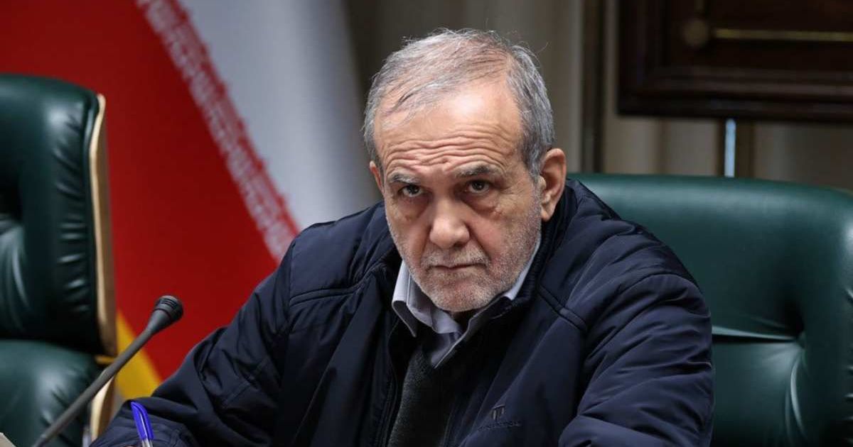 Posting on social media, Pezeshkian accused the United States of targeting systems that directly affect ordinary citizens rather than military capabilities (@rtnoticias_br/X)